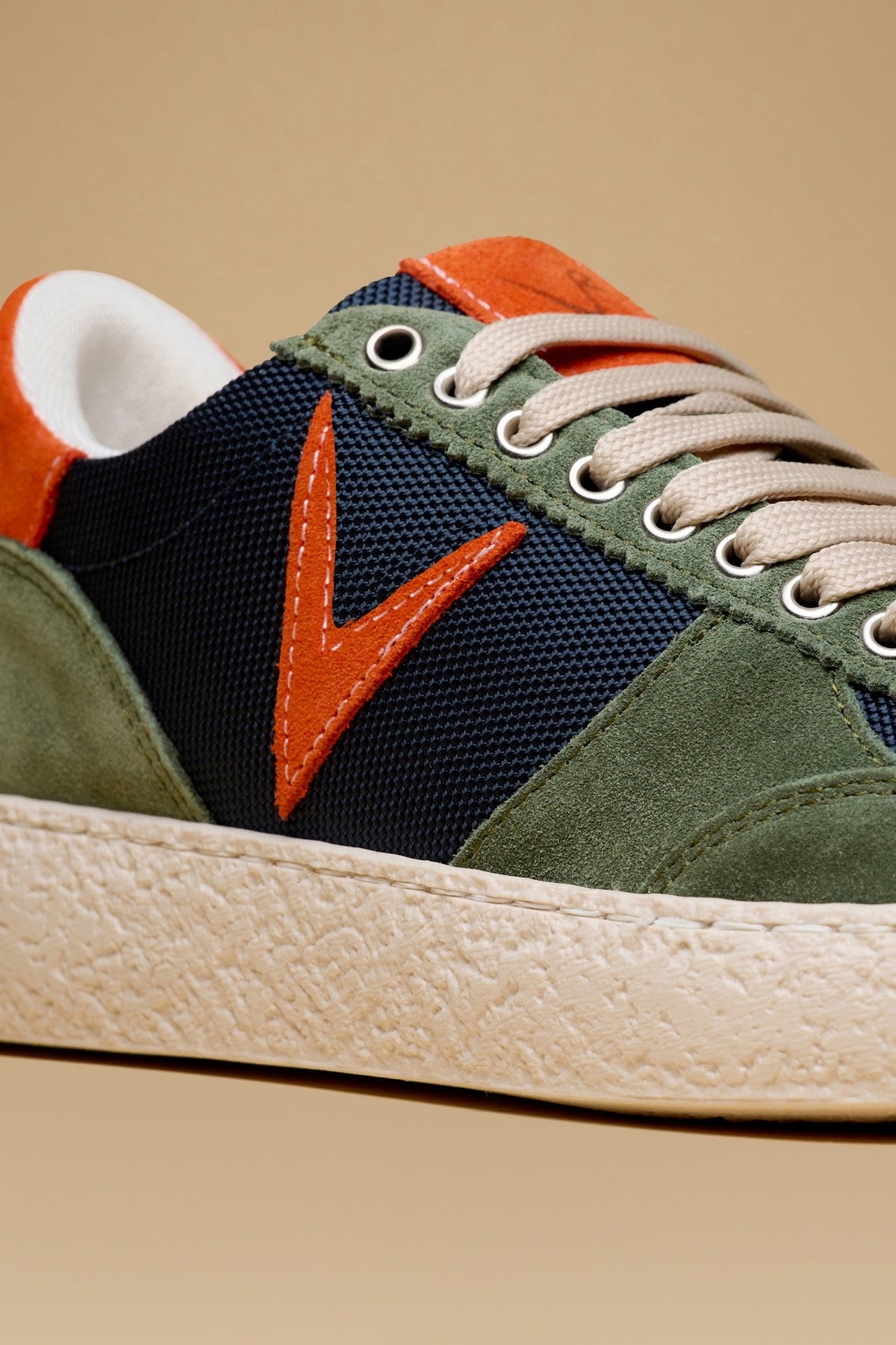 ATENA - Sneakers a suola bassa in pelle scamosciata Verde Militare con inserti Arancio