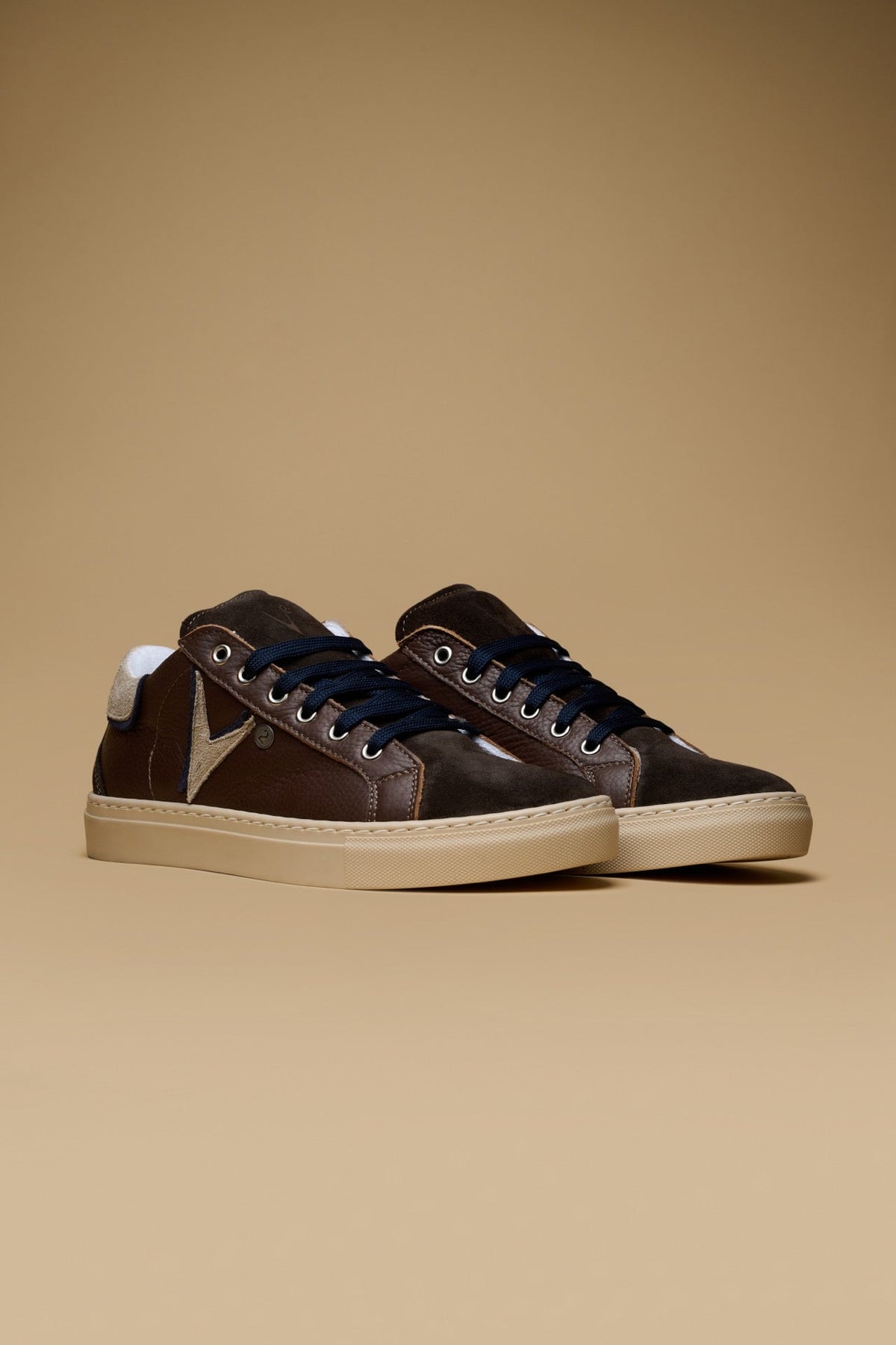 OLYMPIC V - SNEAKERS A SUOLA BASSA IN PELLE MARTELLATA MORO CON INSERTO E RETRO BICOLOR BLU E SABBIA