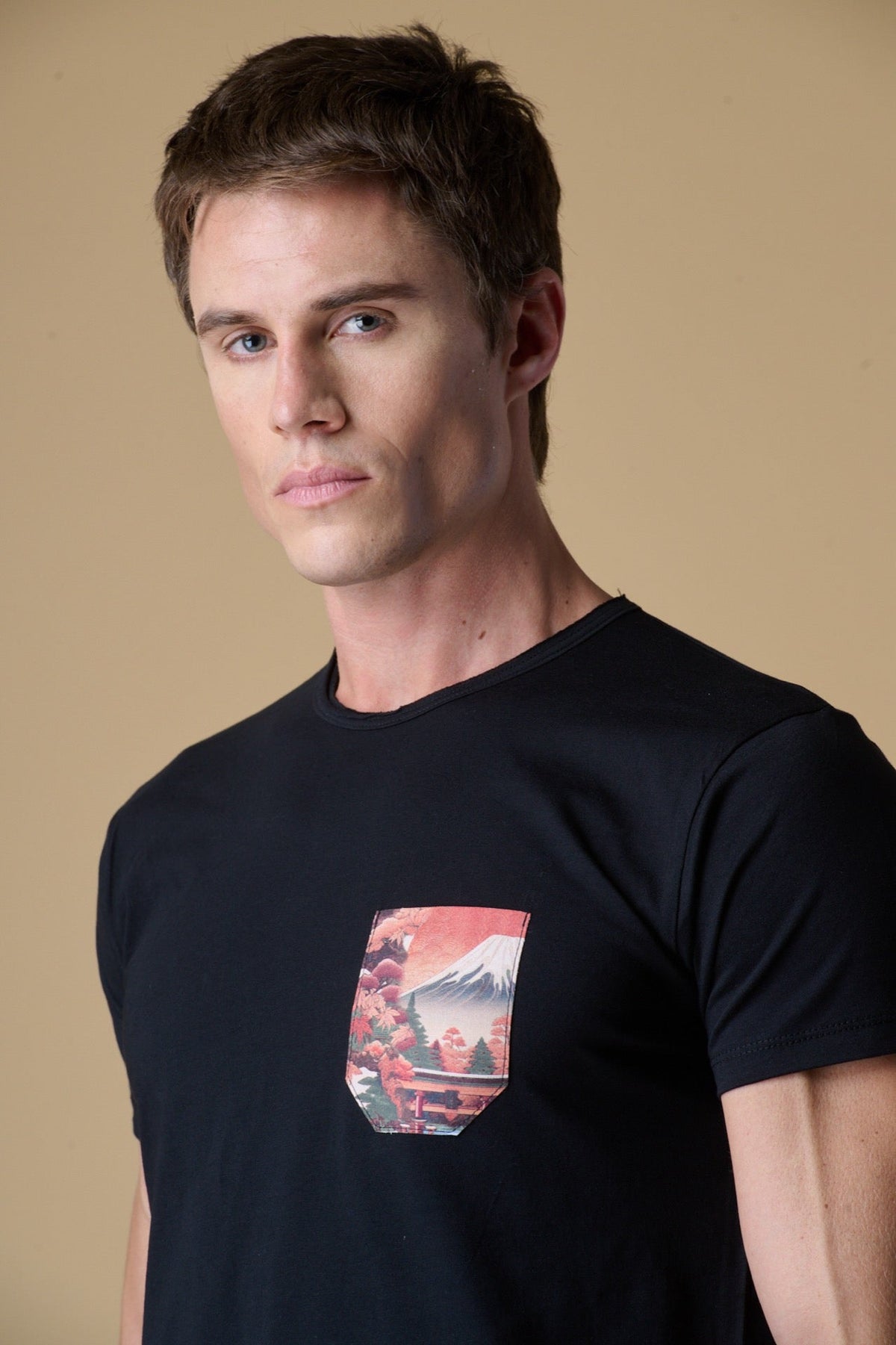 T-SHIRT SLIM NERA CON TASCHINO IN TESSUTO V2