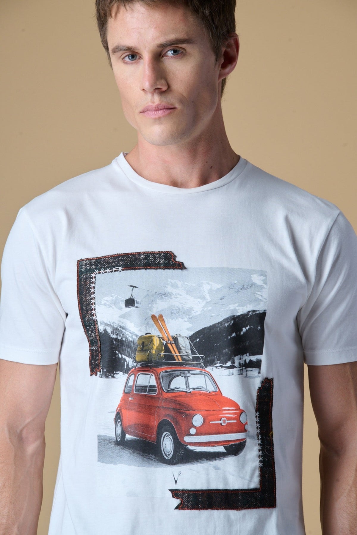 T-SHIRT BIANCA CON STAMPA MACCHINA VINTAGE E INSERTI IN TESSUTO V2