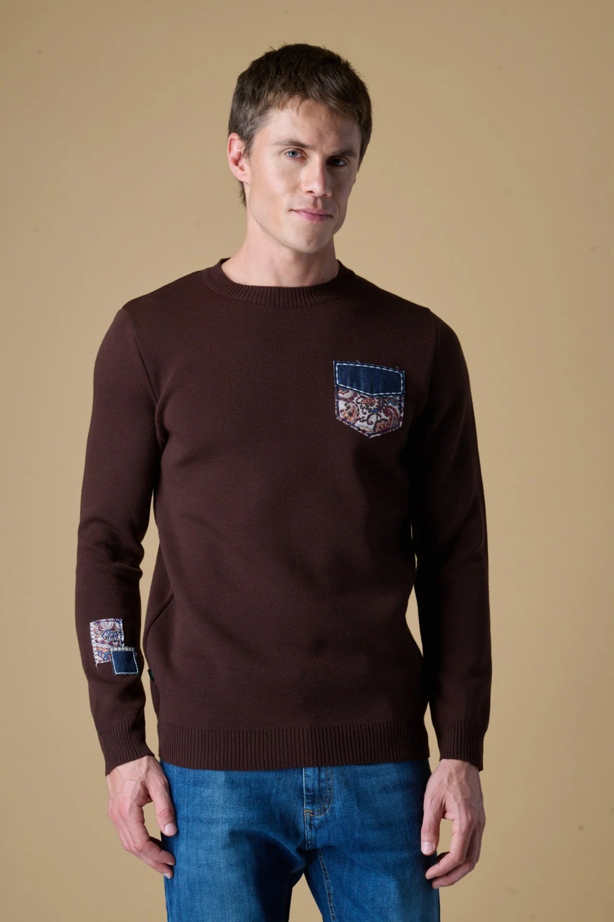 Maglione Girocollo Punto Stoffa Moro con Taschino e doppia Patch Ricamate in tessuto V2