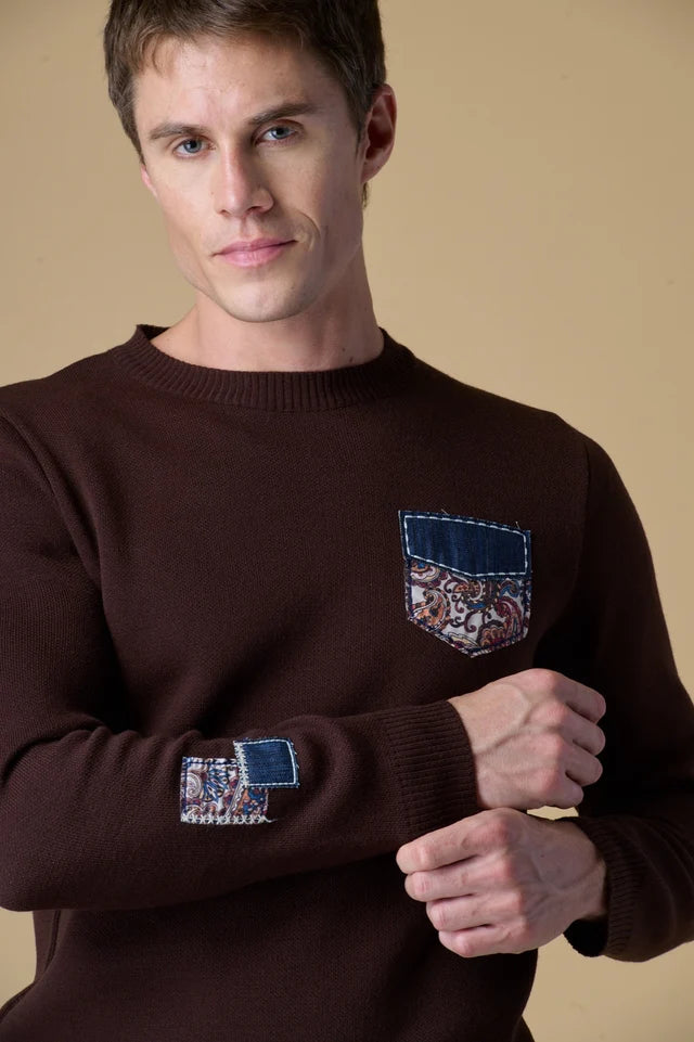 Maglione Girocollo Punto Stoffa Moro con Taschino e doppia Patch Ricamate in tessuto V2