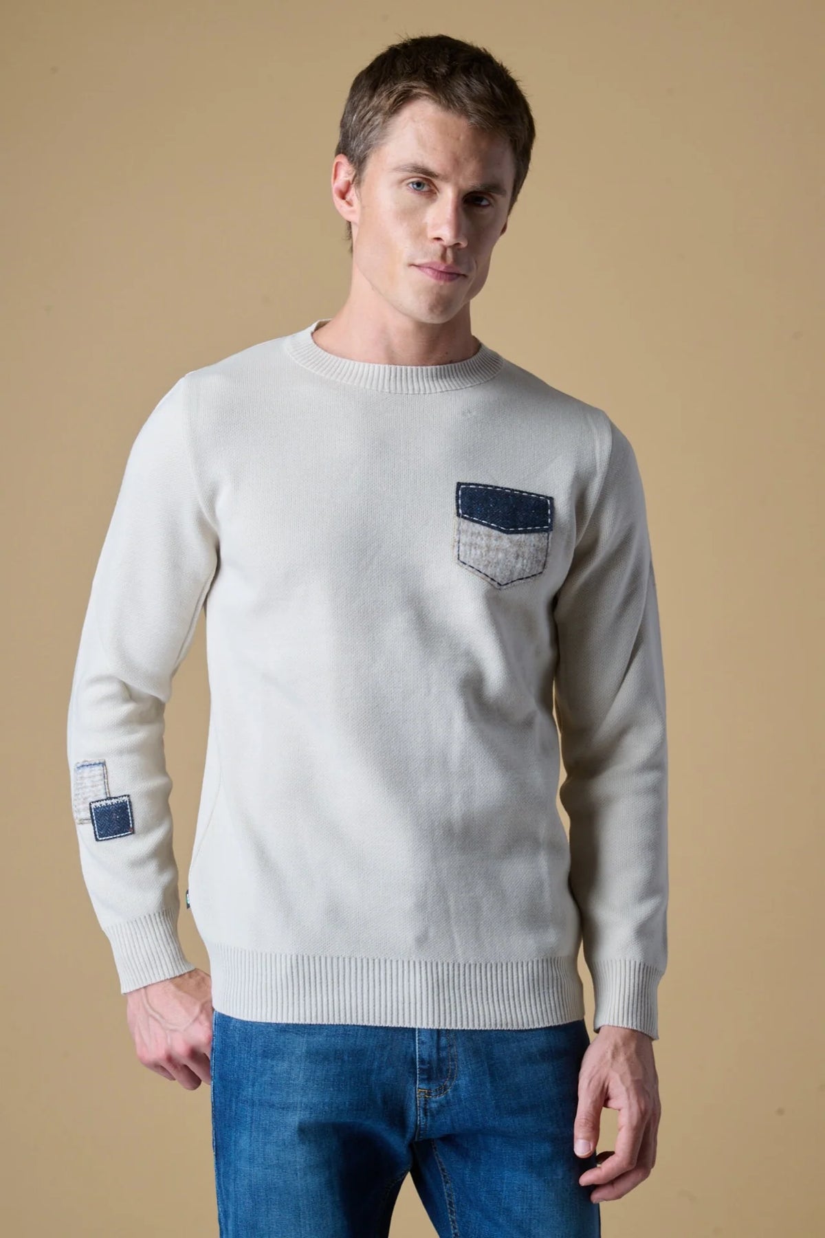 Maglione Girocollo Punto Stoffa Burro con Taschino e doppia Patch Ricamate in tessuto V2