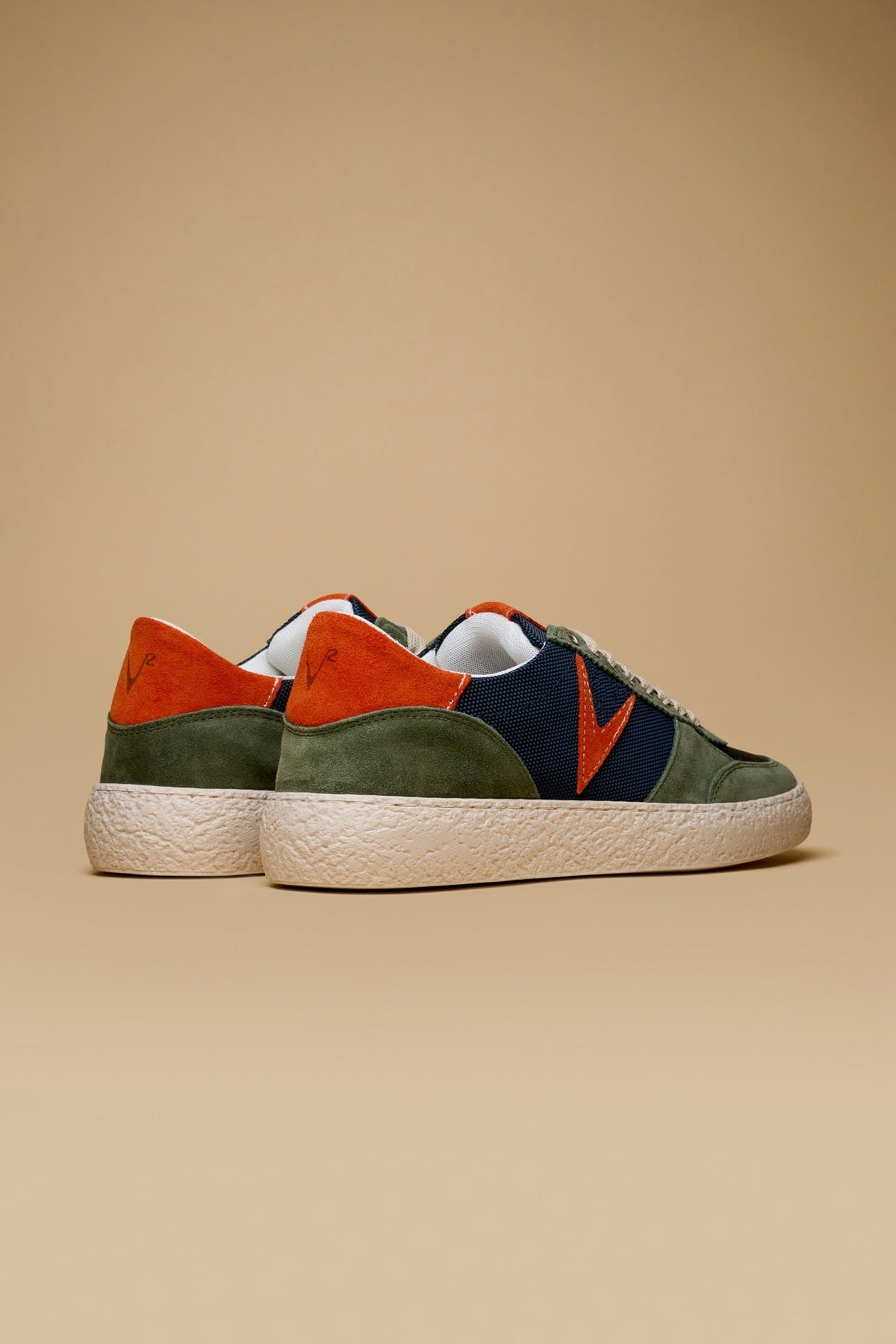 ATENA - Sneakers a suola bassa in pelle scamosciata Verde Militare con inserti Arancio